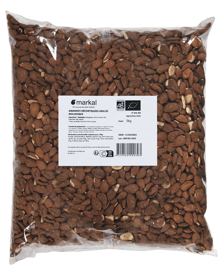 Shelled and roasted almonds
