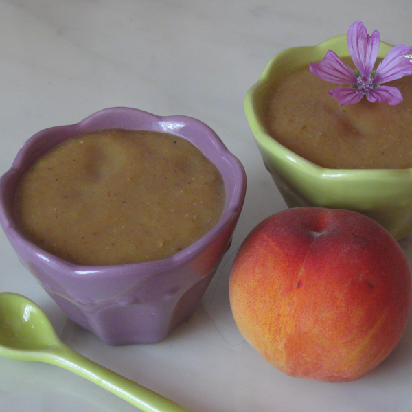 Petits flans aux pêches, à la noisette, au gingembre et à la cardamome