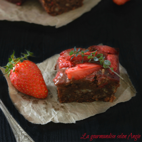 Brownie végétal chocolat au thym et fraises