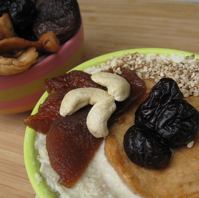 Muesli aux flocons de riz, noix de cajou, graines de sésame blond complet, abricots et pommes moelleux