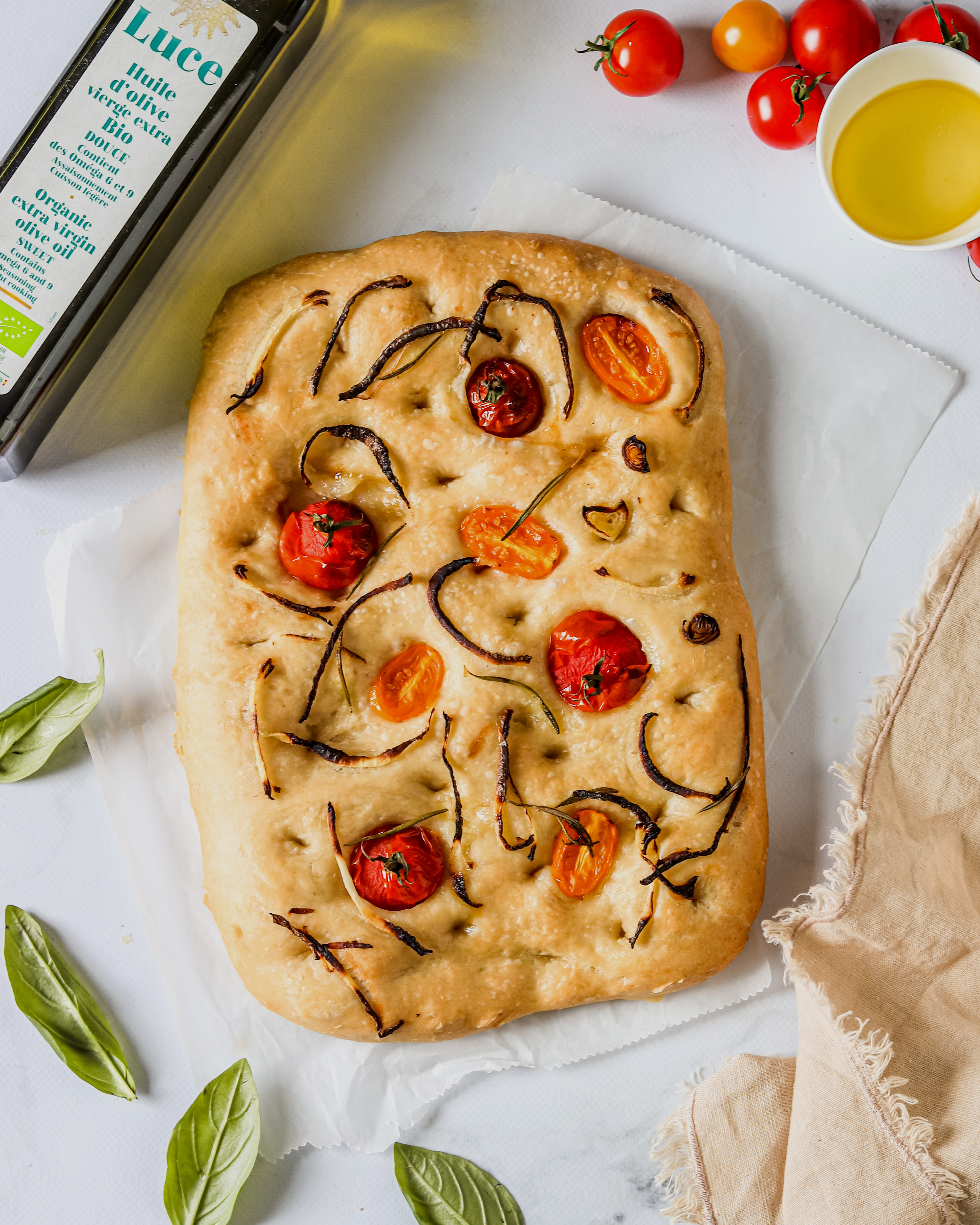 Foccacia à l'huile d'olive, tomates cerises et thym