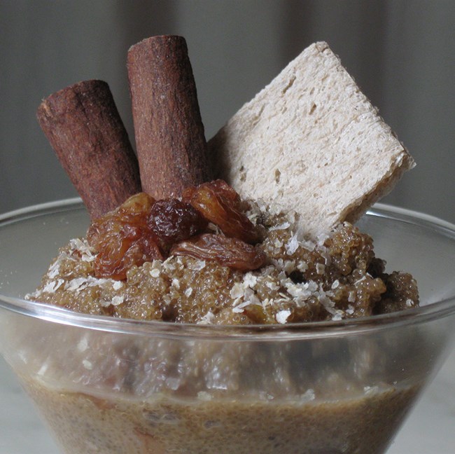 Porridge à l'amarante, raisins secs et noix de coco