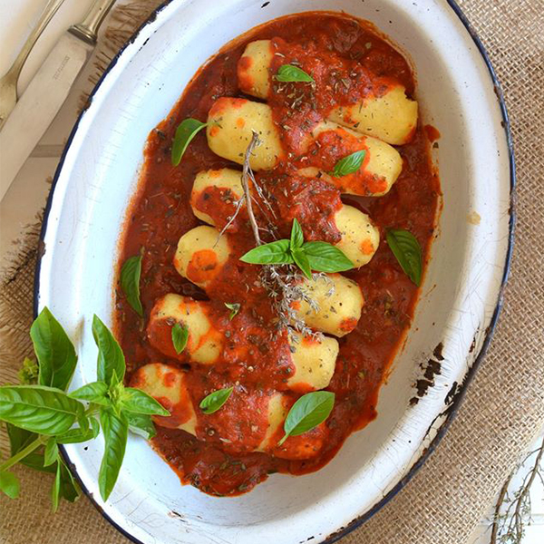 Quenelles de semoule de blé à la sauce tomate