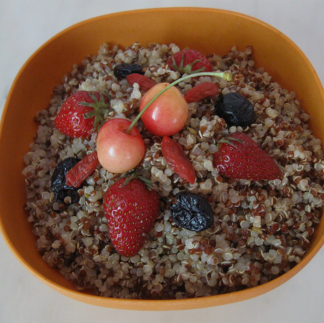 Taboulé de quinoa aux fruits rouges frais et séchés