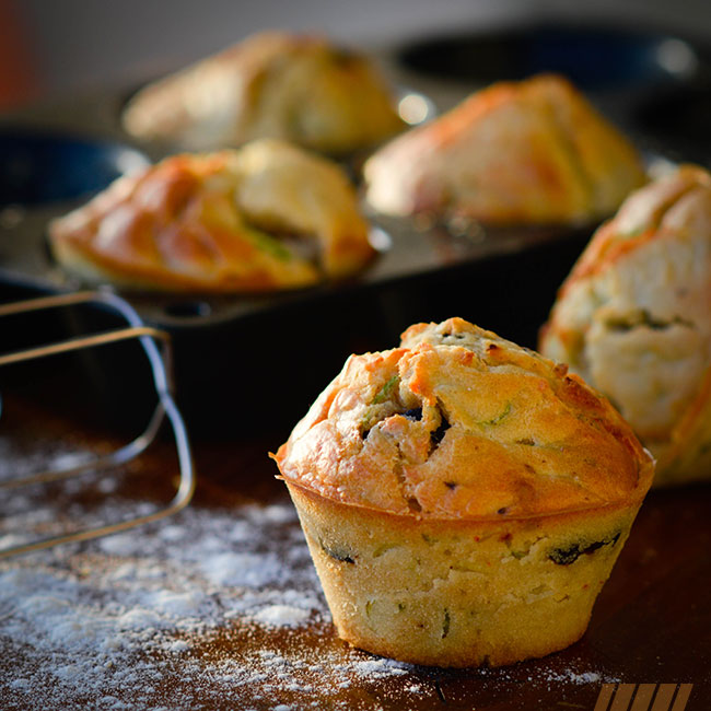 Muffins à l'aquafaba, courgettes, olives et feta