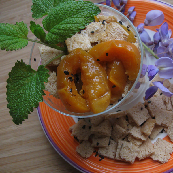 Verrines abricot-pêche à la fleur d'oranger et cardamome, tartines craquantes aux figues