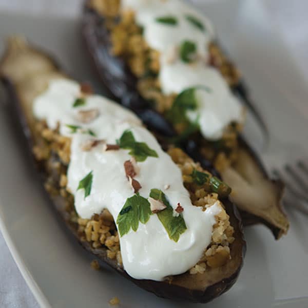 Aubergines farcies au Boulgour de blé dur complet, amandes et cumin, sauce au yaourt