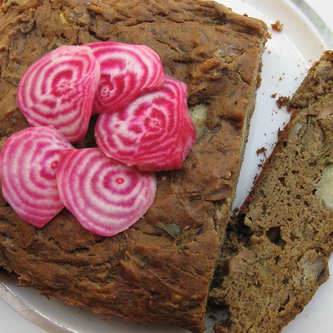 Cake à l'artichaut et à la betterave, pesto d'olives vertes à la menthe