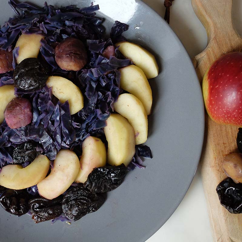 Chou rouge cuit aux châtaignes, pruneaux et pommes