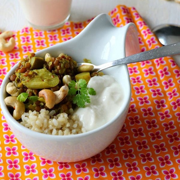 Dahl de lentilles à la rhubarbe, courgettes et cajou