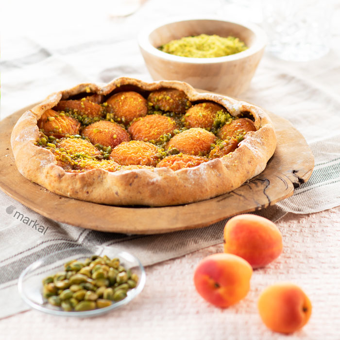 Tarte rustique à l'abricot et à la pistache