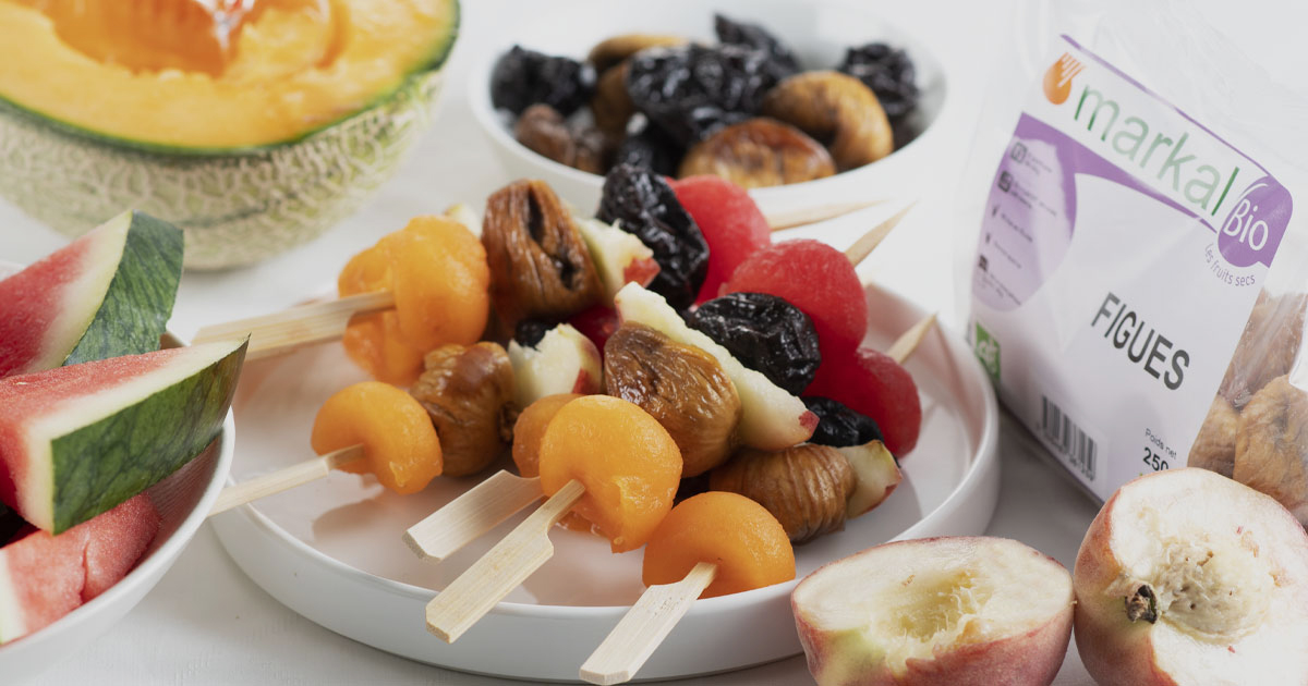 Brochettes de fruits frais et fruits secs
