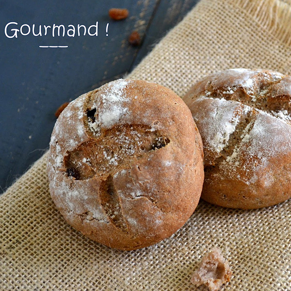 Petits pains à la farine de châtaigne et aux raisins secs