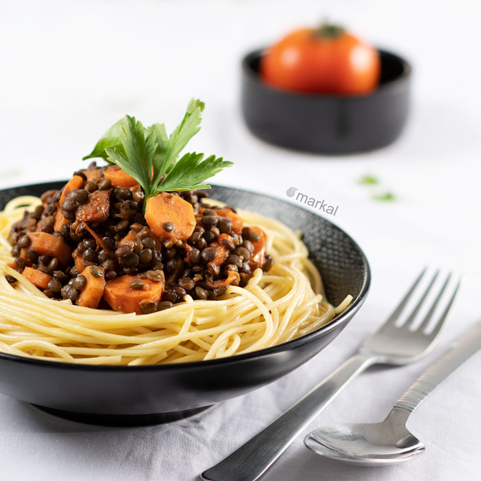 Spaghettis à la sauce aux lentilles et aux légumes