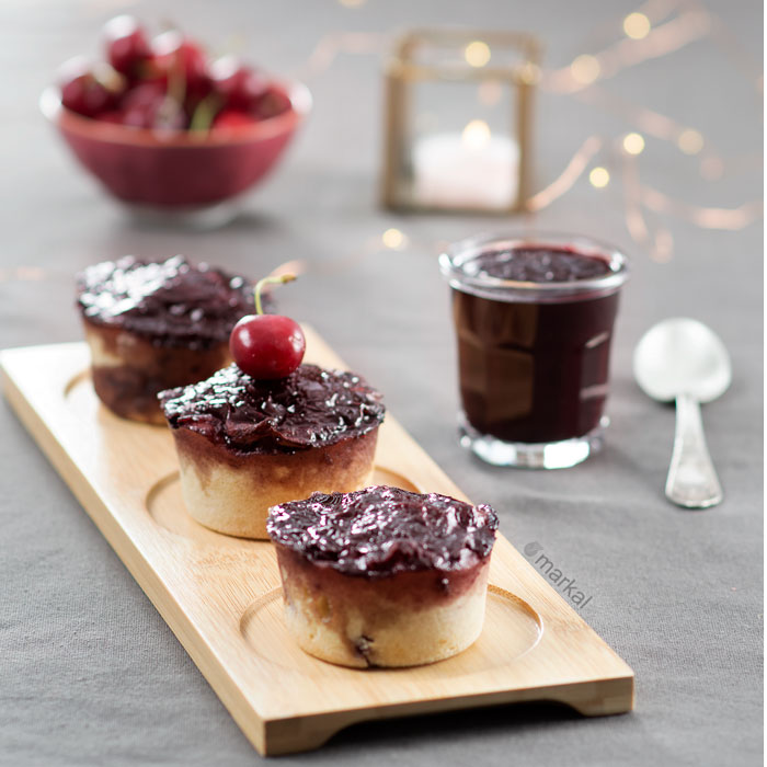 Petits cakes aux cerises et confiture de myrtilles sans gluten