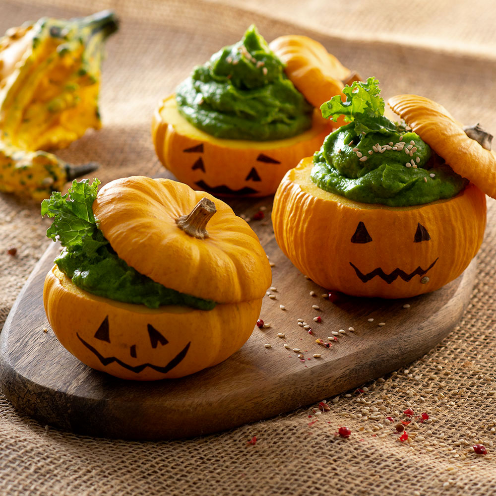 Petites courges d'Halloween fourrées à la purée verte