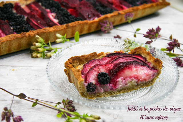 Tarte à la pêche de vigne et aux mûres