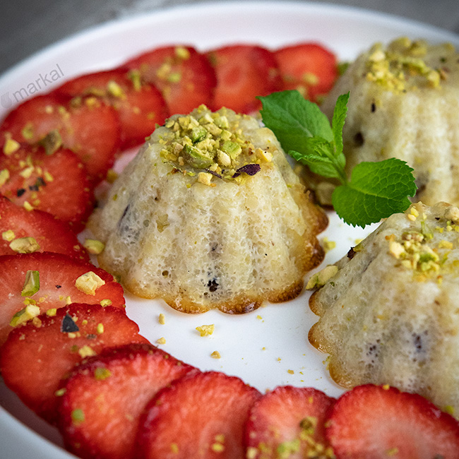 Pudding de boulgour aux fraises, raisins et pistaches