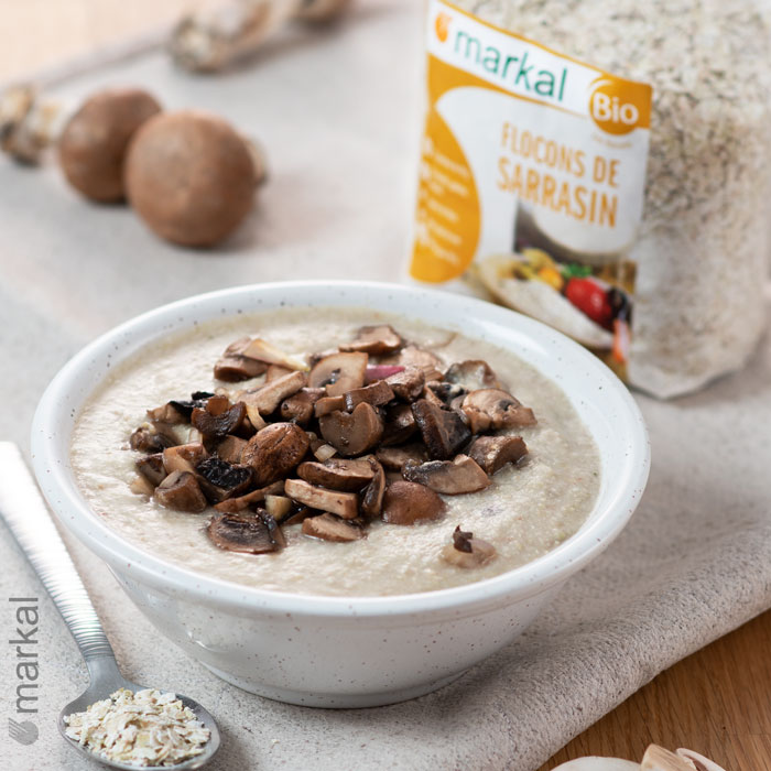 Porridge salé aux flocons de sarrasin et aux champignons