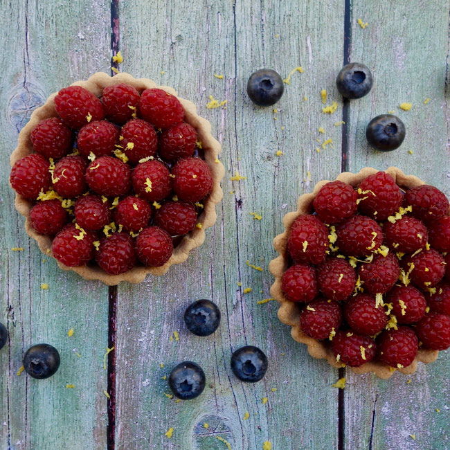 Tartelettes à la farine de châtaigne, framboises et ganache au chocolat