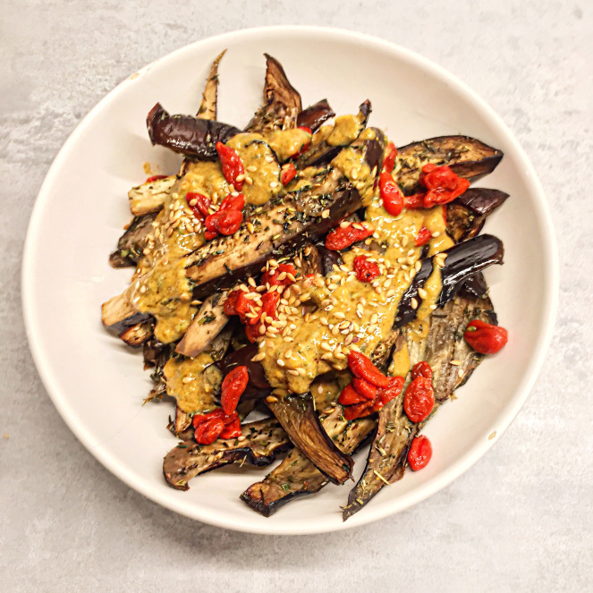 Aubergines au four, baies de goji et sauce tahin