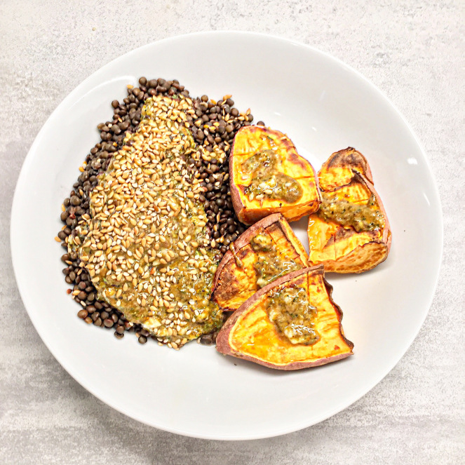 Lentilles beluga / Patate douce au four et sauce au tahin et curcuma