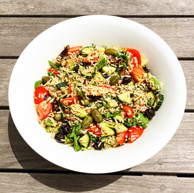 Salade niçoise vegan au riz complet, olives noires et câpres fraîches