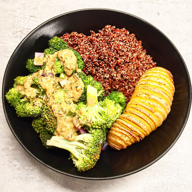 Quinoa rouge et baies de goji, brocolis et sauce citron gingembre avec une pomme de terre striée