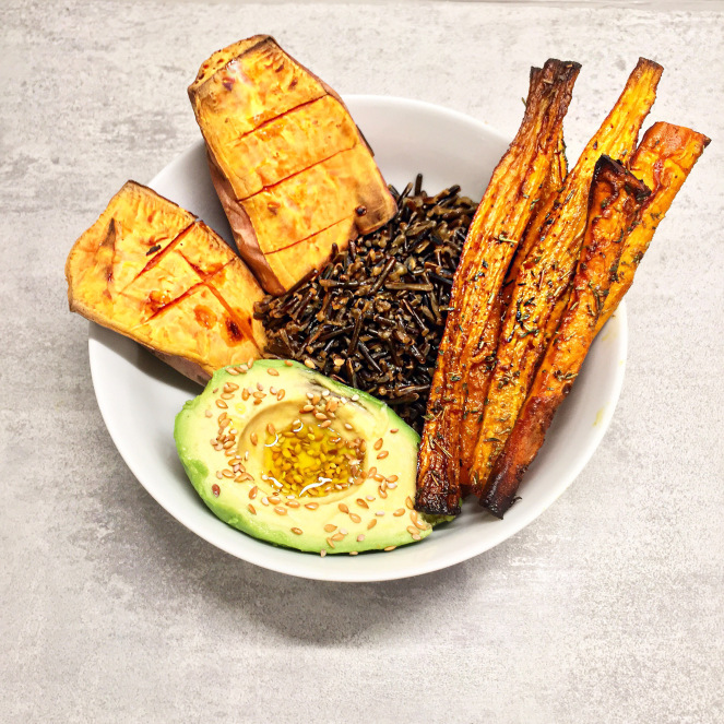 Riz sauvage & sauce tamari tahin, patate douce au four avec carottes rôties au cumin