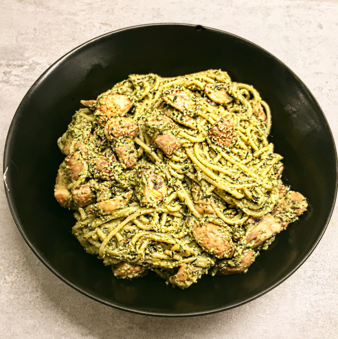 Spaghettis sans gluten aux champignons avec une crème cajou-basilic