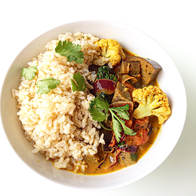 Curry de chou-fleur et aubergine au lait de coco avec du riz complet