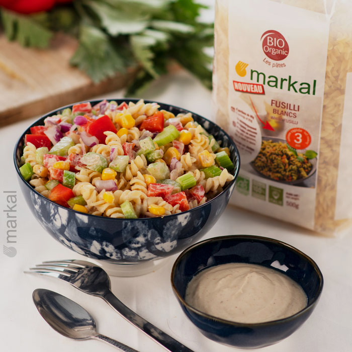 Pasta salad, quick and served cold with summer vegetables and its creamy white vegan sauce