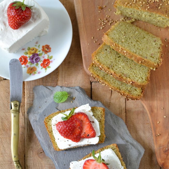 Pain au pesto, chèvre frais et fraises