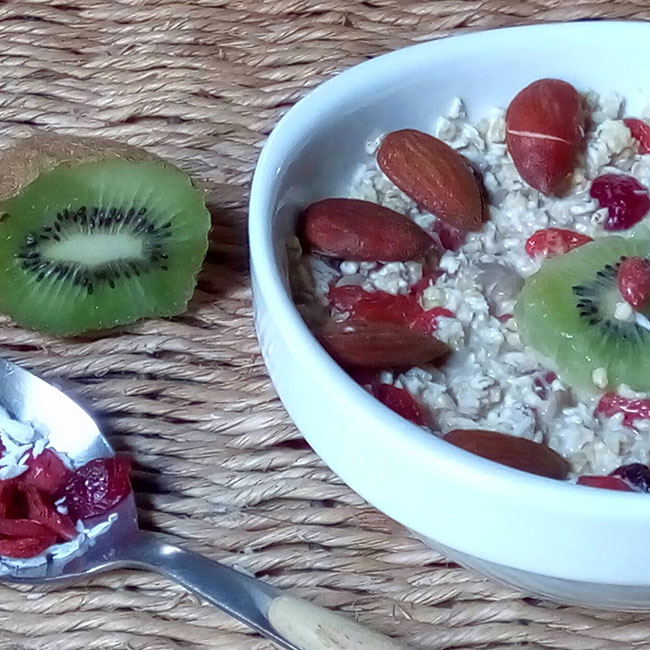 Porridge aux flocons d'avoine, baies séchées et amandes