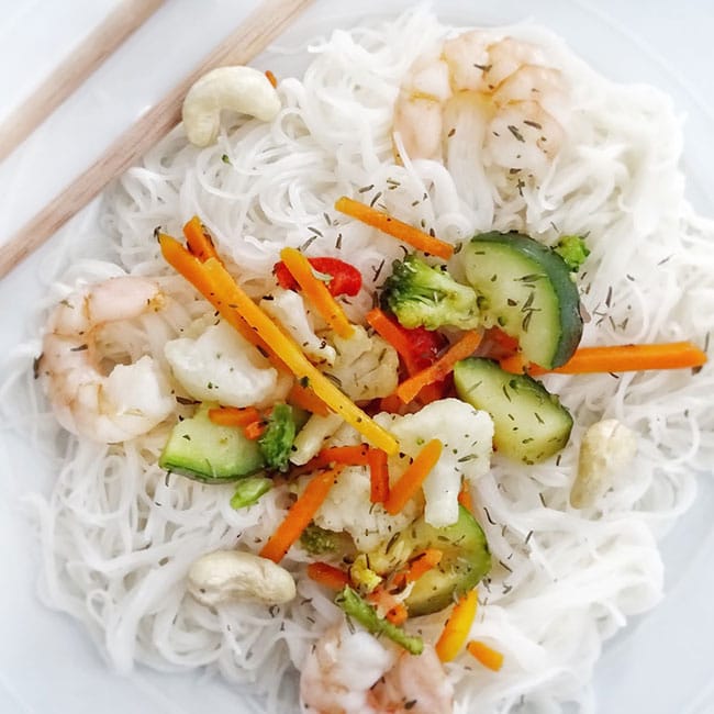 Nouilles de riz, petits légumes et ses crevettes sautées aux noix de cajou