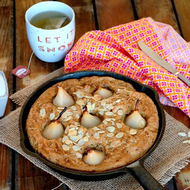 Gâteau aux mini poires pochées, farine de souchet et tonka