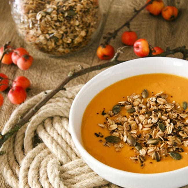 Soupe de butternut aux lentilles corail et granola salé