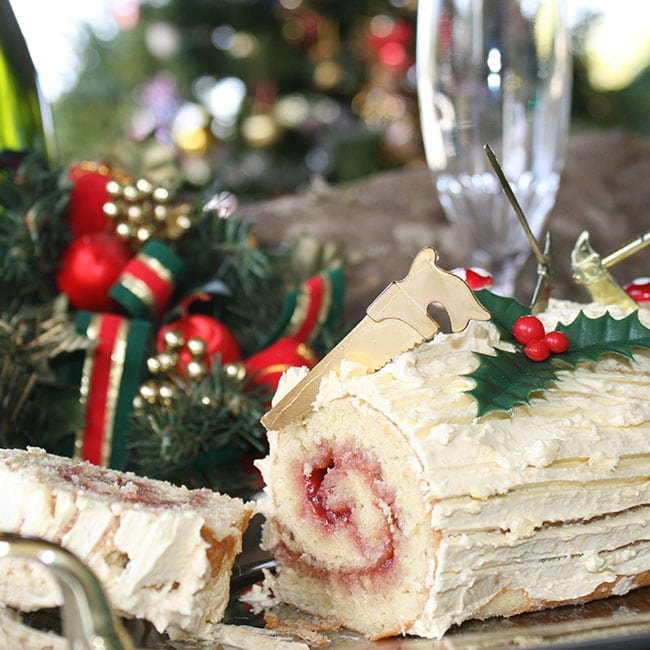 Bûche à la fraise enrobée de crème au beurre