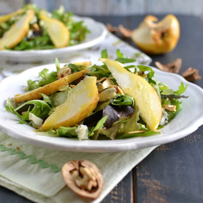 Salade de mesclun à la poire et au roquefort