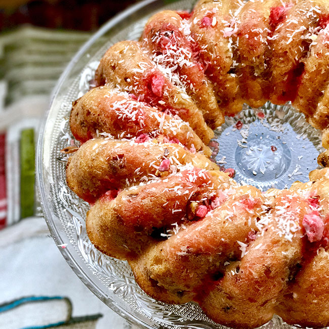 Pudding de pain aux pralines roses, cranberries, raisins blonds et rhum