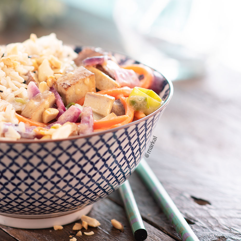 Riz coco et sauté de légumes au beurre de cacahuètes