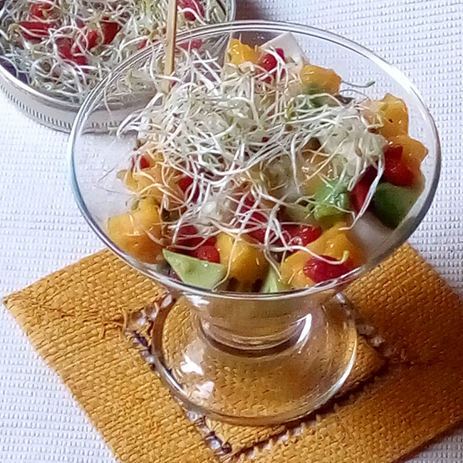 Salade exotique de coeurs de palmier à l'avocat mangue et baies de goji