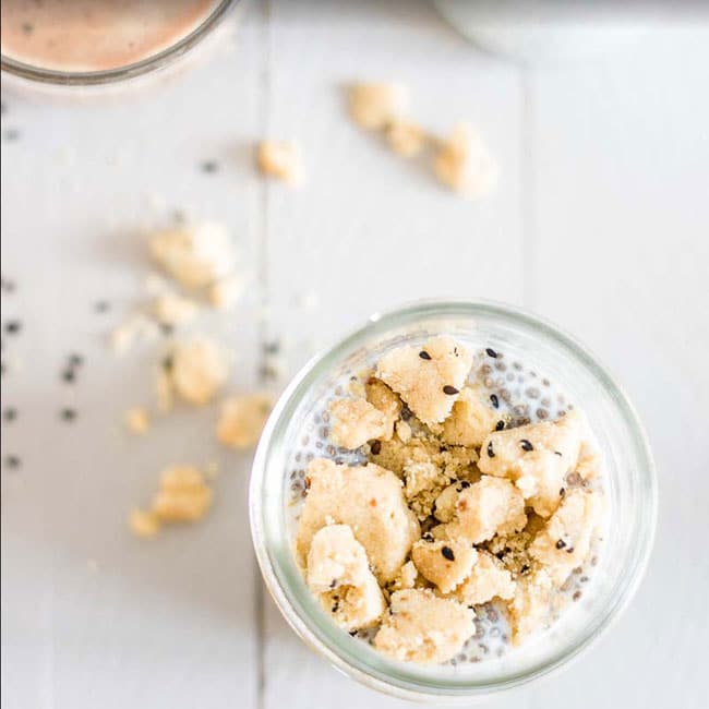 Chia pudding, crumble au sésame noir et jus de fruits