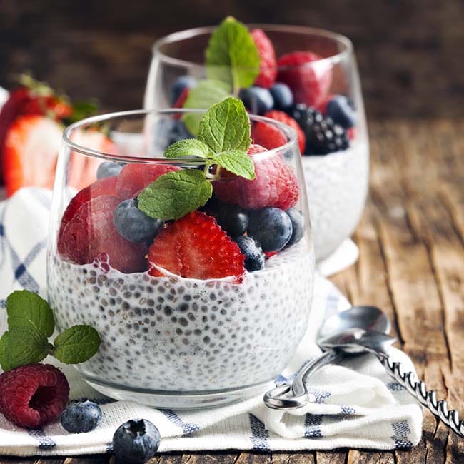 Pudding aux graines de chia, fruits rouges et lait de coco