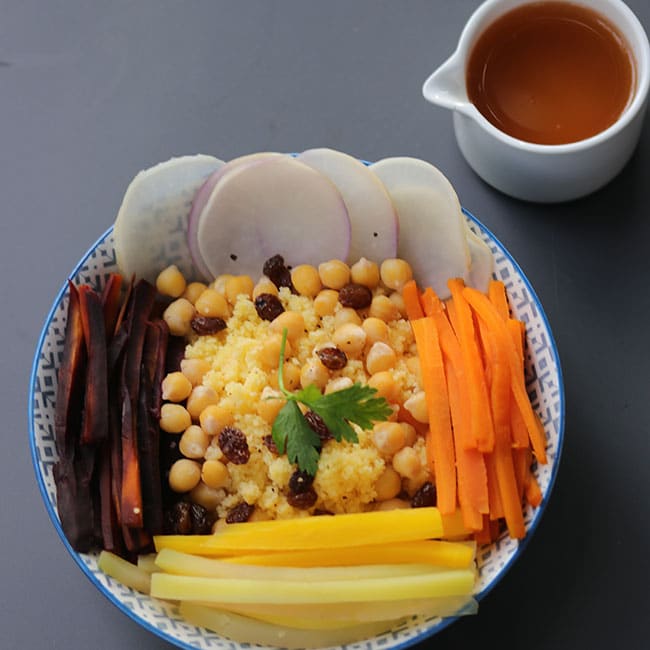 Couscous aux légumes anciens et infusion de thym à l'harissa