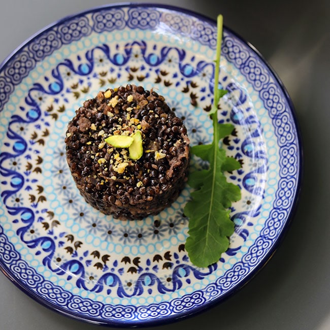 Risotto vegan de lentilles Beluga, thé fumé Lapsang Souchong impérial, zestes de citron et parmesan de fruits secs