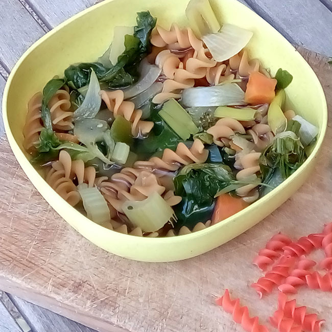 Soupe de légumes aux pennes pois chiche maïs