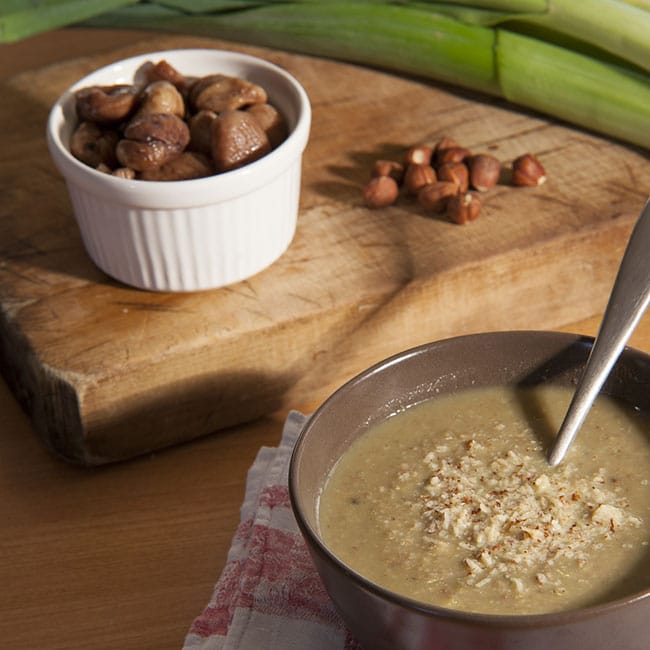 Velouté de châtaignes et poireaux aux éclats de noisettes