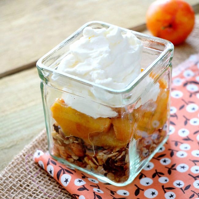 Verrine aux prunes caramélisées, granola et chantilly