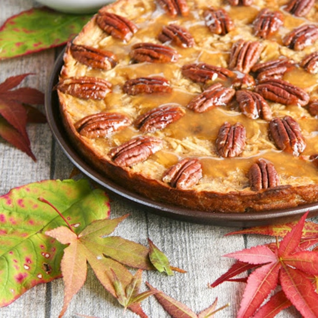 Gâteau moelleux pommes, noix de pécan et caramel végétal